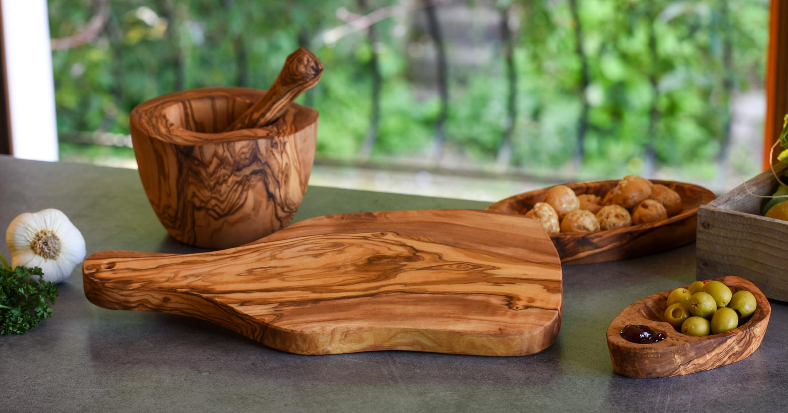 Cleminson Olive Wood Chopping, Serving and Charcuterie Board Including Carved Handle (33 x 17 cm)