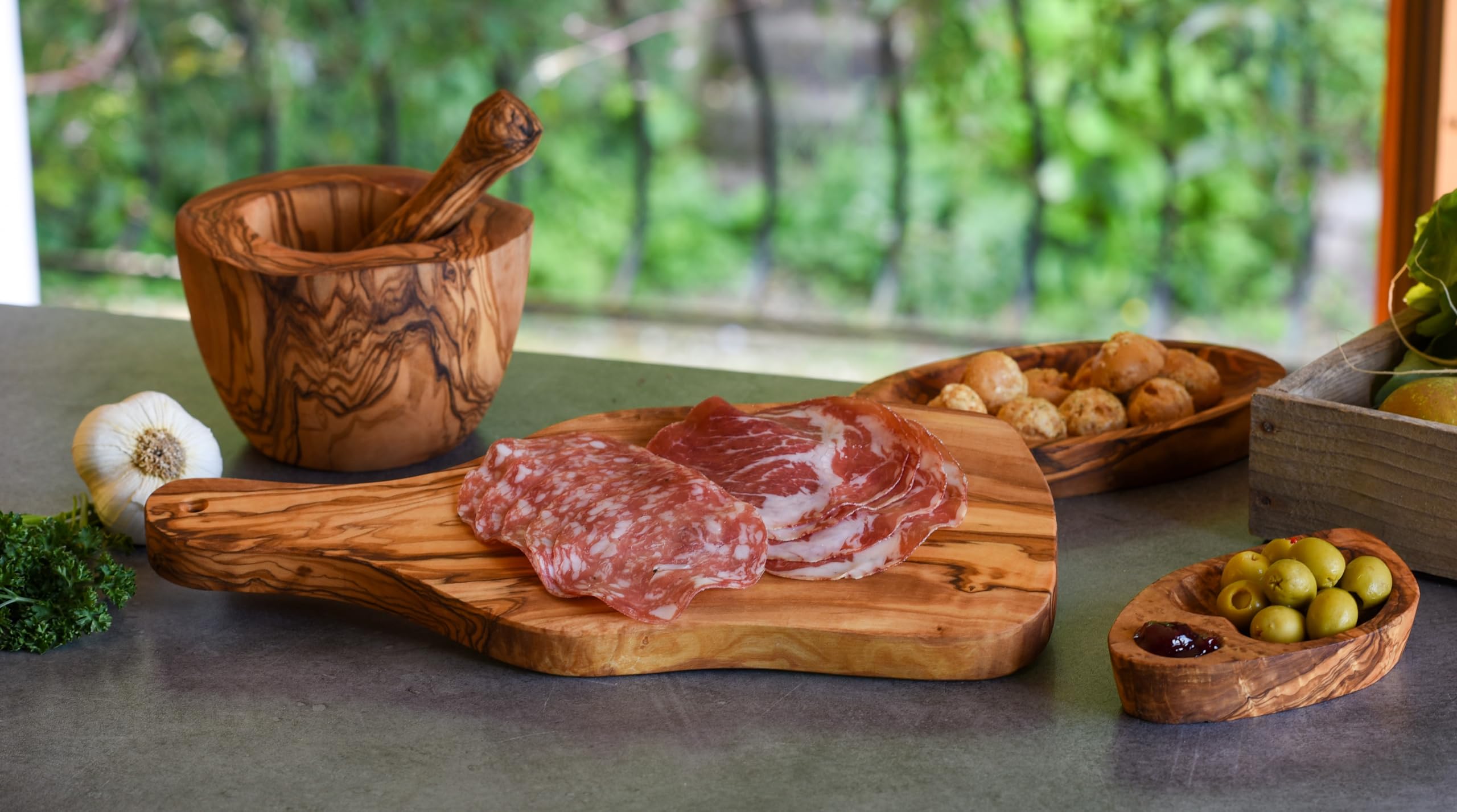 Cleminson Olive Wood Chopping, Serving and Charcuterie Board Including Carved Handle (33 x 17 cm)