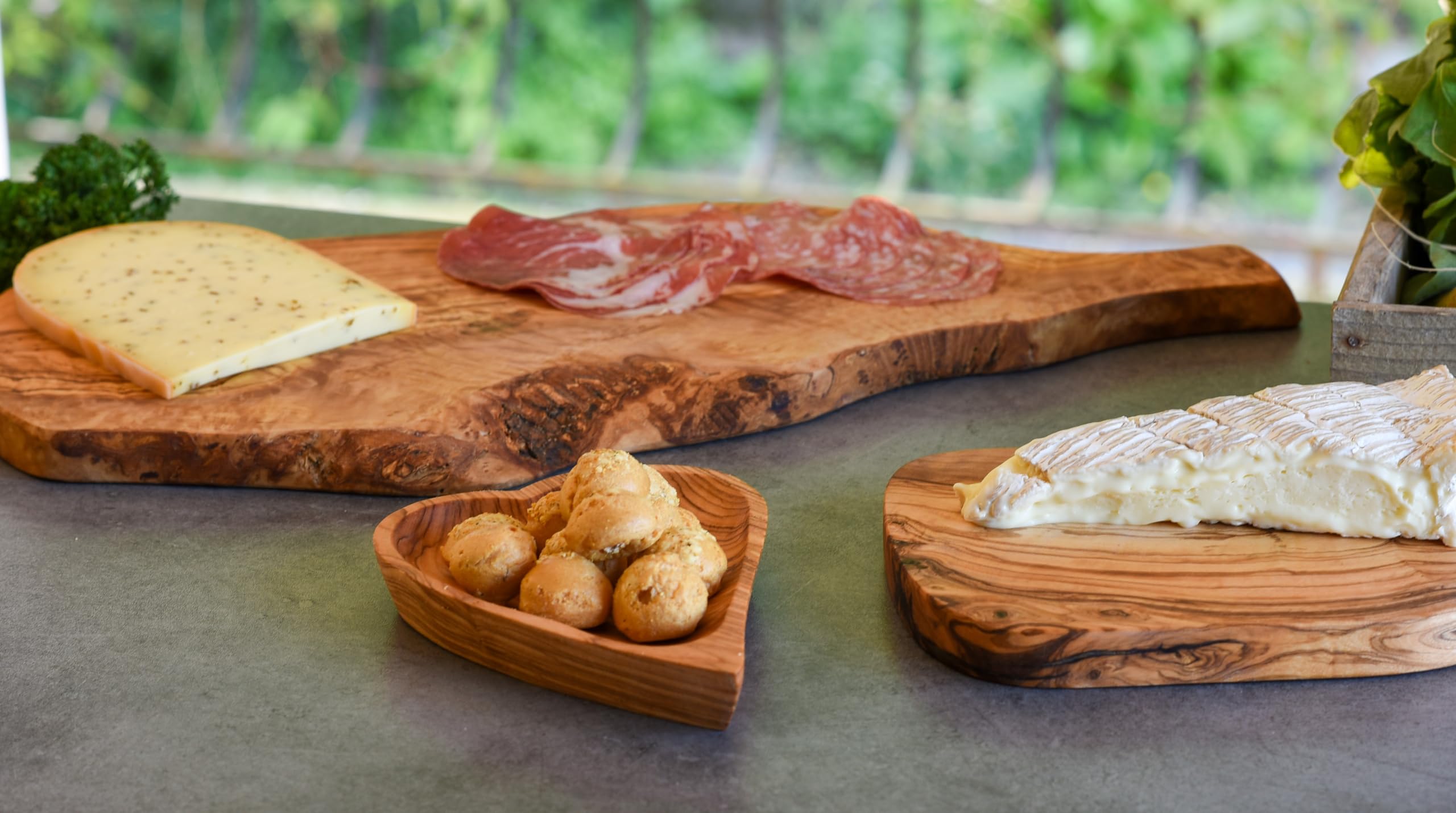 Cleminson Olive Wood Heart-Shaped Dish | 17 x 13 x 2.7 cm | for Snacks, Nuts, Olives, Tapas